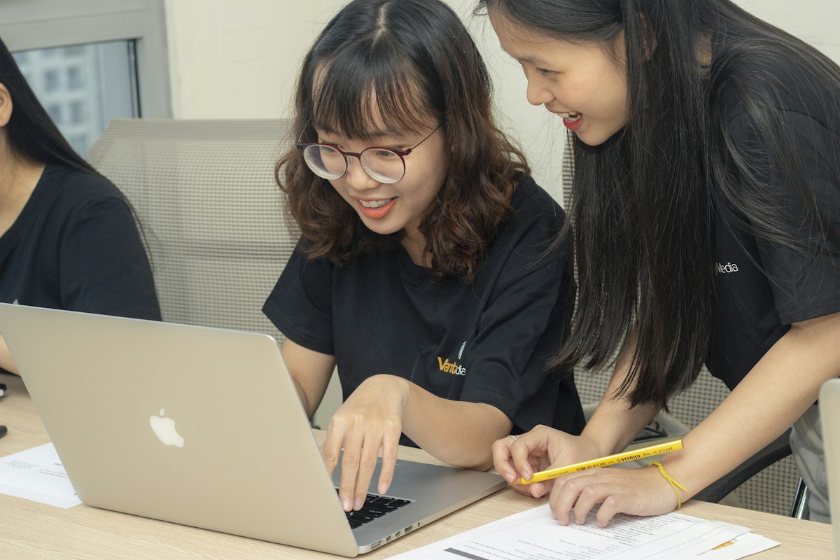 Người học cùng trao đổi tài liệu và làm việc trên laptop